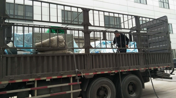 發(fā)往黑龍江的自動抽芯包紙繃帶打卷機、紗布分切機、紗布折疊機